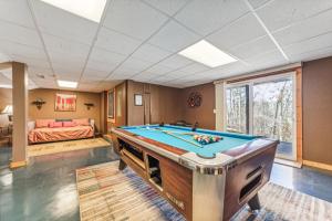 einen Billardtisch in einem Zimmer mit einem Bett in der Unterkunft Vacation cabin in Lake Lure - Mirror Lake - great family space! W-Fi cabin in Lake Lure