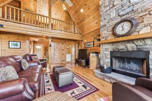 ein Wohnzimmer mit einem Sofa und einem Kamin in der Unterkunft Vacation cabin in Lake Lure - Mirror Lake - great family space! W-Fi cabin in Lake Lure