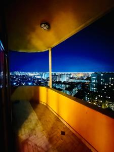 - une vue sur la ville la nuit depuis un bâtiment dans l'établissement Secrets Room Baku, à Baku