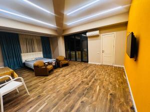 Cette chambre comprend un lit et une télévision. dans l'établissement Secrets Room Baku, à Baku