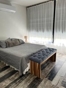 Costanera4 في سان نيكولاس دي لوس أرويوس: غرفة نوم مع سرير كبير مع مسند أزرق