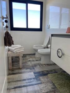 Costanera4 في سان نيكولاس دي لوس أرويوس: حمام مع مرحاض ونافذة +7 صور