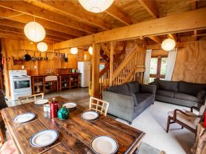 uma sala de jantar e sala de estar com uma mesa de madeira em The Gatehouse - Takaka Holiday Home em Takaka