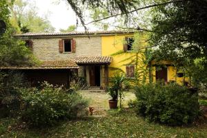 NovafeltriaにあるB&B Ca'del Galloの黄色の家