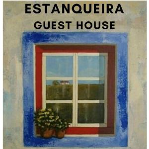 ESTANQUEIRA GUEST HOUSE في سينيس: لوحة على نافذة تحتوي على اثنين من النباتات الفخارية