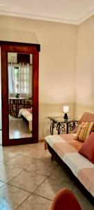 1 dormitorio con cama y espejo grande en Iguaba Grande, 3 minutos do mar en Iguaba Grande