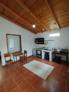 uma sala de estar com uma mesa e uma cozinha em Twin Casita #1 & #2 em San Pedro La Laguna