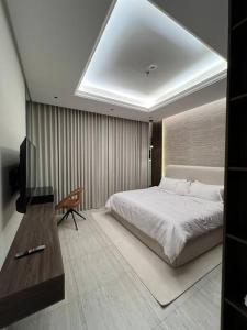 A bed or beds in a room at شقه فاخره في الملقا