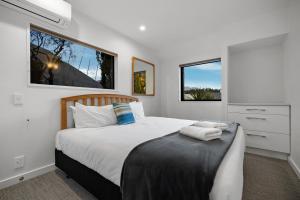 En eller flere senge i et værelse på Lodges 11 - Lake views and close to town