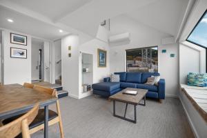 Et opholdsområde på Lodges 11 - Lake views and close to town