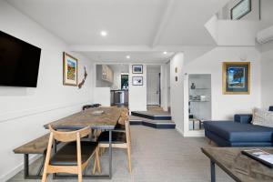 Et tv og/eller underholdning på Lodges 11 - Lake views and close to town