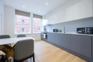 マンチェスターにあるAmazing 1BD Apartment China Town Manchesterの部屋にテーブルと椅子のあるキッチン