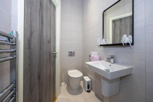 マンチェスターにあるAmazing 1BD Apartment China Town Manchesterの洗面台、トイレ、鏡のあるバスルーム +41枚の写真