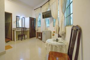 een woonkamer met een tafel en een tafel en stoelen bij Hotel Hải Châu in Chau Doc