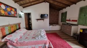 um quarto com uma cama, um lavatório e uma banheira em Miraluna em Medellín
