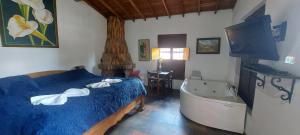 um quarto com uma cama e uma banheira em Miraluna em Medellín