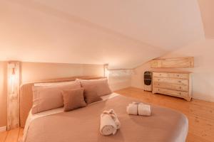 1 dormitorio con 1 cama grande y toallas. en Casa La Rocca, en Olbia