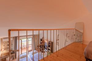 Una escalera en una habitación con suelo de madera en Casa La Rocca, en Olbia