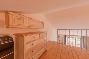 cocina con armarios de madera y suelo de madera en Casa La Rocca, en Olbia