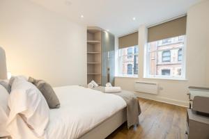 マンチェスターにあるAmazing 1BD Apartment China Town Manchesterの大きな白いベッドと窓のある寝室