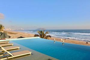 una gran piscina azul junto a una playa en Brujas Tower- Hermoso departamento a pie de playa., en La Florida