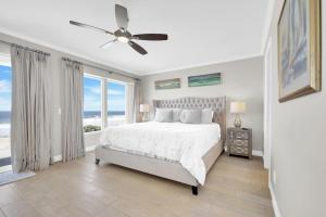 una camera con letto e vista sull'oceano di Seaview 1133A a Oceanside