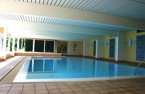 una grande piscina con acqua blu di Apartment Grimmingsuite by FiS - Fun in Styria a Tauplitz