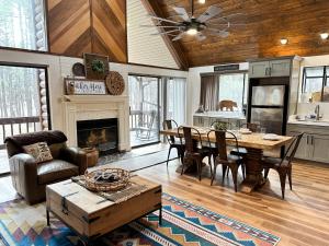 - un salon avec une table et une cheminée dans l'établissement Pine Ridge Lodge, à Show Low