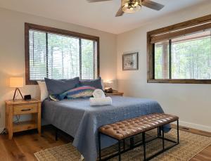 - une chambre avec un lit bleu et 2 fenêtres dans l'établissement Pine Ridge Lodge, à Show Low