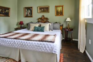 ein Schlafzimmer mit einem großen weißen Bett mit Kissen in der Unterkunft Apt2@EdenBrae - Walkable Southern Gothic Mansion in Birmingham