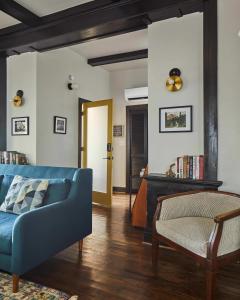 Зона вітальні в Charles on 11th - Beautifully Restored Historic Southside Home, Walkable, Perfect for Groups