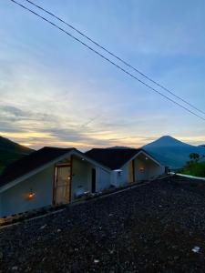 uma casa com vista para as montanhas em Tribuana villa dieng em Wonosobo