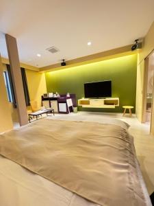 1 dormitorio con 1 cama grande y TV de pantalla plana en Hotel JOYCE en Saijō-chō
