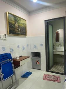 y baño con lavabo y espejo. en hotel Hương Thiên Phú en Dĩ An