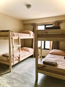 a room with two bunk beds and a window at Céntrico, Cómodo y Cálido, Dto con Hermosa Vista in Ushuaia
