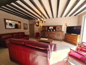 ein Wohnzimmer mit einem Sofa und einem TV in der Unterkunft Gîte Villentrois-Faverolles-en-Berry, 6 pièces, 10 personnes - FR-1-591-47 in Villentrois