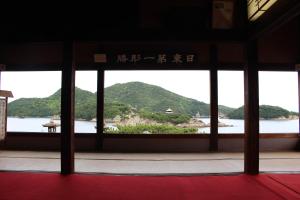a room with a view of the water and mountains at 鞆猫庵 Tomo Nyahn in Fukuyama