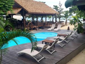 um grupo de cadeiras e uma piscina com um gazebo em V-View Beach Resort em Baan Tai