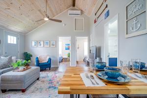 uma sala de estar com uma mesa e um sofá em Renovated Retreat Home in Huron walking distance to beach em Huron