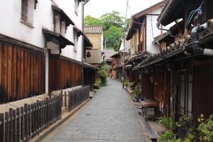 un callejón en un casco antiguo con edificios en そわか楼, en Fukuyama