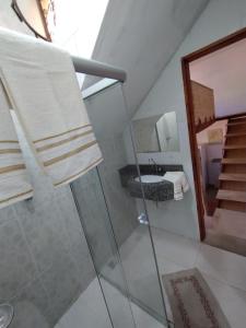 サン・トメー・ダス・レトラスにあるRecanto das Pedras - Mini Casaのガラスのシャワーと洗面台を備えたバスルーム +33枚の写真