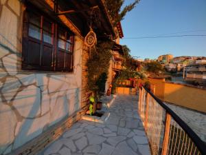 サン・トメー・ダス・レトラスにあるRecanto das Pedras - Mini Casaの窓と柵のある建物のバルコニー