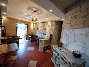 サン・トメー・ダス・レトラスにあるRecanto das Pedras - Mini Casaの石壁のレストラン