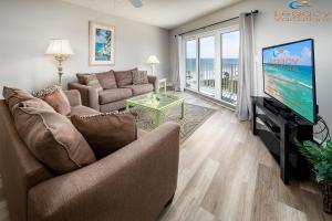 sala de estar con sofá y TV en SC 601b - Bchfront -Free Seasonal Beach Service! en Fort Walton Beach