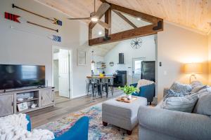 uma sala de estar com um sofá e uma televisão em Renovated Retreat Home in Huron walking distance to beach em Huron
