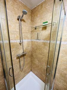 una doccia con porta in vetro in bagno di Chic Urban Retreat a Londra