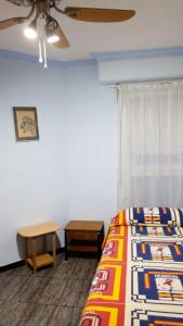 een slaapkamer met een bed en een tafel bij MARE NOSTRUM, PISCINA in Canet de Berenguer