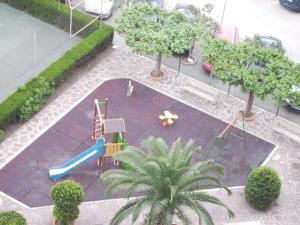 een luchtzicht op een speeltuin met een glijbaan bij MARE NOSTRUM, PISCINA in Canet de Berenguer