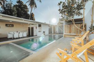 uma casa com piscina e uma villa em New La Manzanilla Paradise Vibrant Pool Home em La Manzanilla