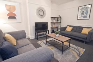 a living room with two couches and a table at May Disc - Long Stay - Contractors in Bristol